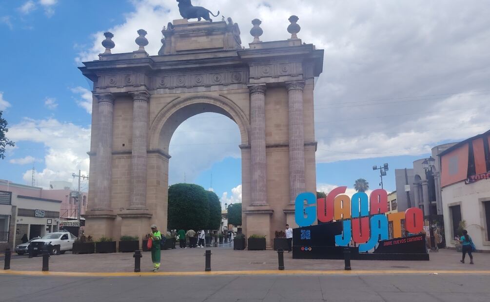 Los aficionados guanajuatenses ondearon la Bandera Nacional, se envolvieron en ella, bailaron y, al grito de "¡México, México!”. | Foto: Xóchitl Álvarez.