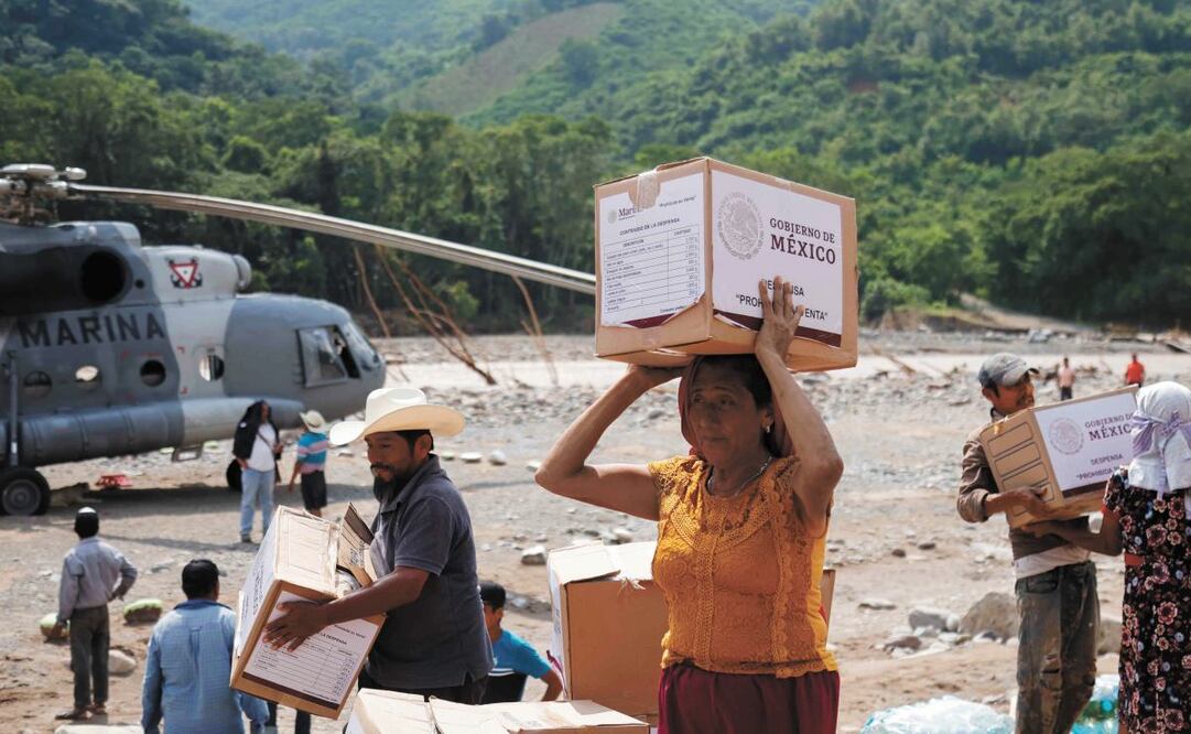 Elementos de la Secretaría de Marina acudieron en helicóptero a la comunidad nahua de Chahuatlán, en Veracruz, donde entregaron despensas y medicamentos. Foto: Diego Simón Sánchez / EL UNIVERSAL