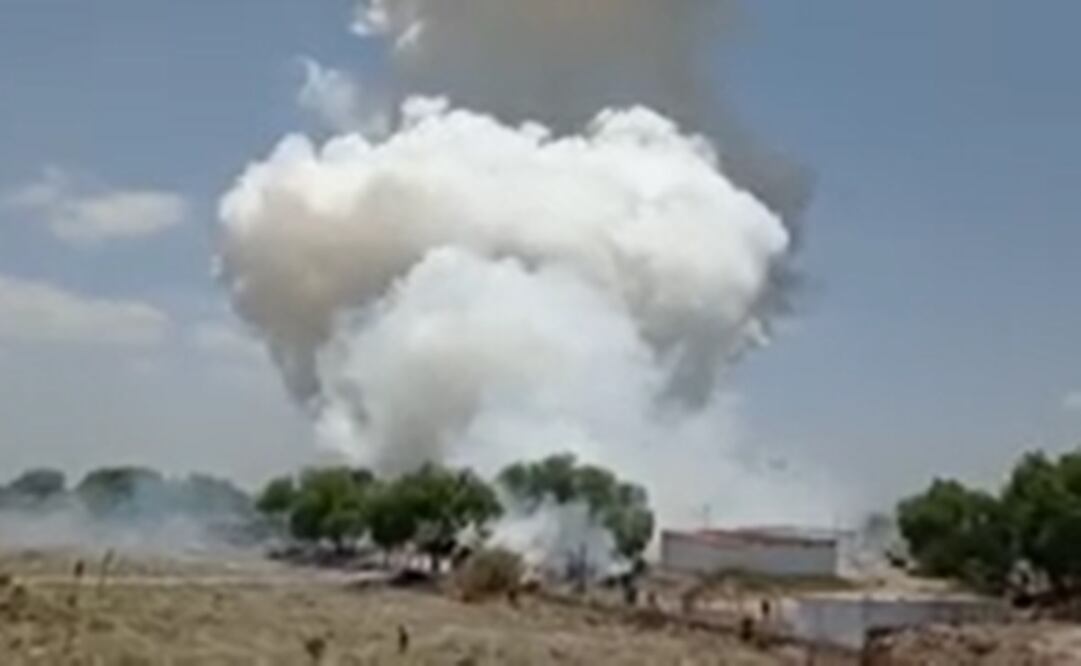 Vecinos reportaron el estallido de tres talleres de pirotecnia, que formó una enorme fumarola que podía verse a la distancia, pues superó los 10 kilómetros de altura. Foto: captura de video 