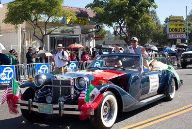 Llaman en desfile de Los Ángeles a sentirse orgullosos de ser mexicanos
