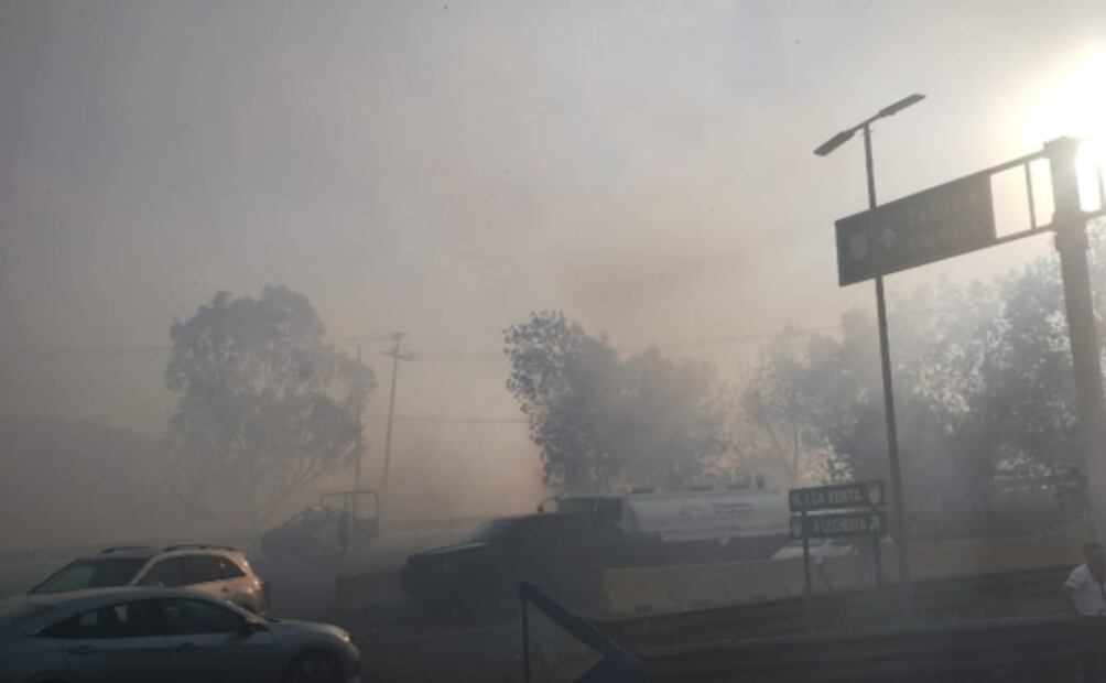 Chamapa Lechería: Incendio en pastizales de autopista provoca cierre de circulación