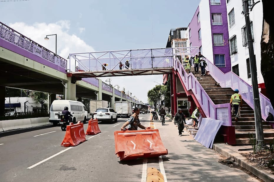 Sobre Calzada de Tlalpan, trabajadores continúan laborando en un puente que conectará con el Jardín Flotante, otros más pintan los barandales y ponen pisos. FOTO: LUIS CAMACHO/EL UNIVERSAL