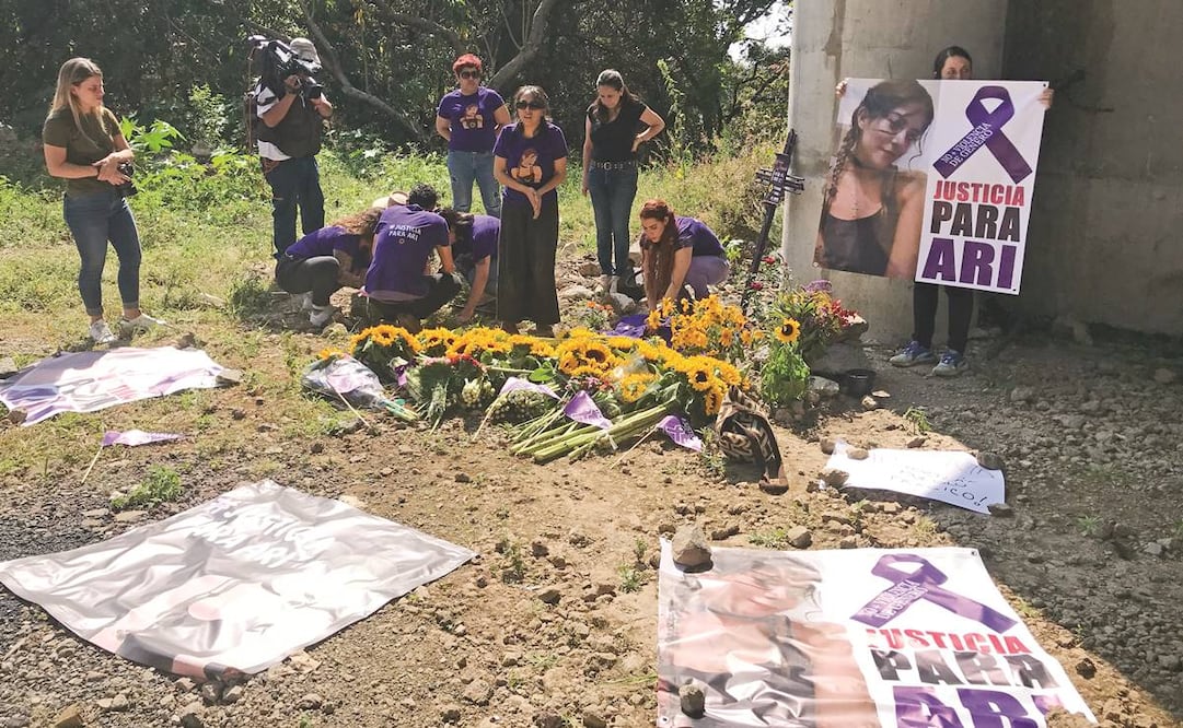 Bajo un puente vial que cruza las inmediaciones del kilómetro 6 de la autopista Cuernavaca-Tepoztlán, activistas y mujeres de Tepoztlán, entre ellas madres de familia. Foto: Rebeca Jiménez/ EL UNIVERSAL