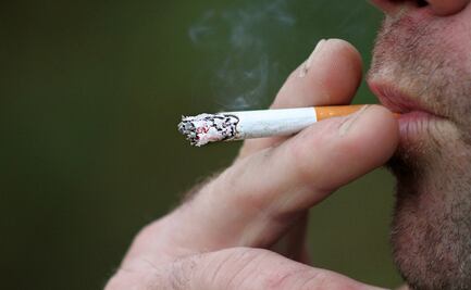 Reino Unido aprueba proyecto de ley que prohibiría a menores de 15 años comprar cigarros por el resto de sus vidas