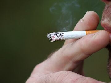 Reino Unido aprueba proyecto de ley que prohibiría a menores de 15 años comprar cigarros por el resto de sus vidas