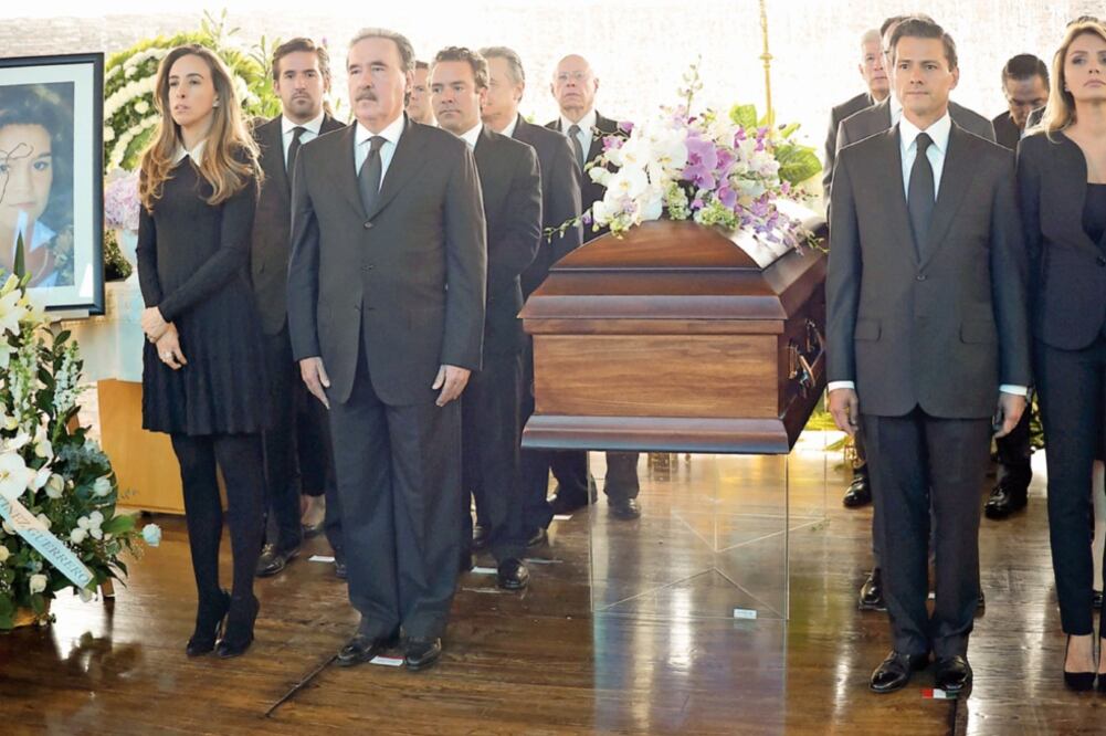 El presidente Enrique Peña Nieto, su esposa Angélica Rivera y funcionarios montaron una guardia junto al féretro de Angélica Miner de la Concha (PRESIDENCIA)