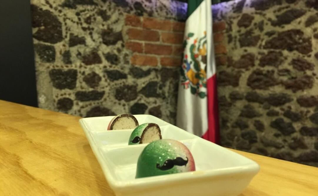 A Chile en nogada Bon Bon is a safe option if you want to indulge yourself in this sweet, yet unconventional trend, just don't be surprised to find a tiny slice of poblano pepper inside this delightful piece! - Photo: Sofía Danis/EL UNIVERSAL in English