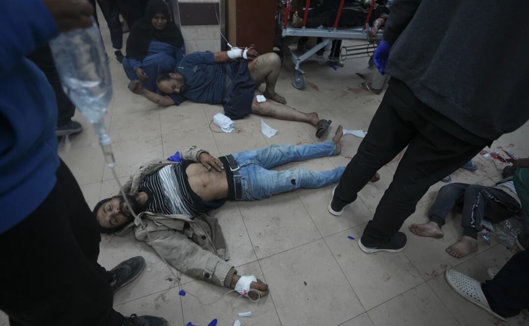 Palestinos heridos en el bombardeo israelí de la Franja de Gaza son trasladados al hospital de Al Aqsa en Deir al Balah, Franja de Gaza. Foto: AP