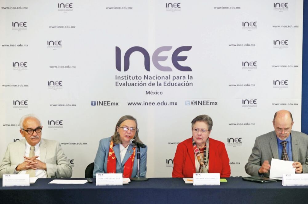 Sylvia Schmelkes, titular del INEE (centro), dice que los planes de estudio actuales no consideran las necesidades específicas de los niños trabajadores (JUAN CARLOS REYES. EL UNIVERSAL)