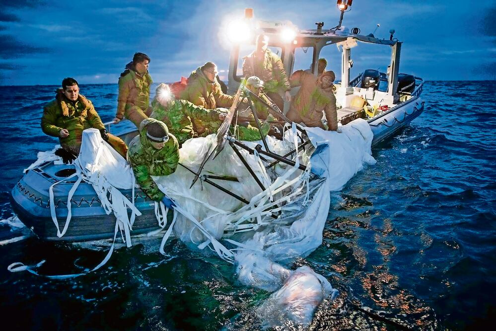 Marineros recuperan un globo de vigilancia frente a la costa de Myrtle Beach, Carolina del Sur, el 5 de febrero de 2023. Foto: AP