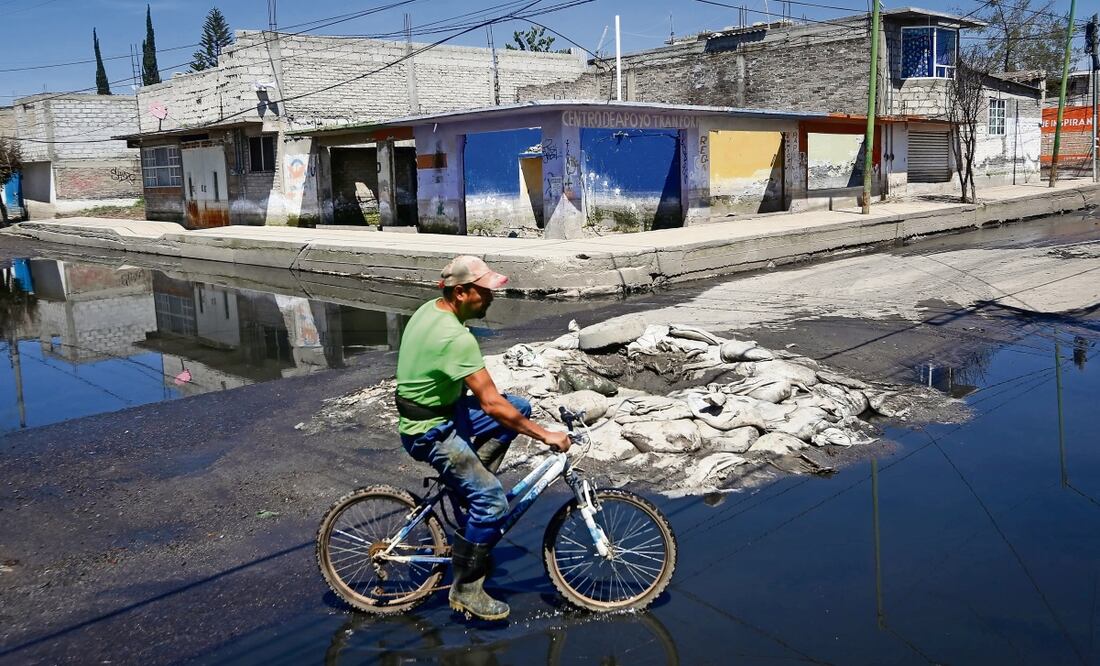 El agua estancada en las calles Yaquis y Chalchiuhtlicue, en la colonia Culturas de México, despide mal olor; hace más de dos meses el líquido alcanzó hasta un metro de altura y no termina de irse. Foto: Luis Camacho | El Universal