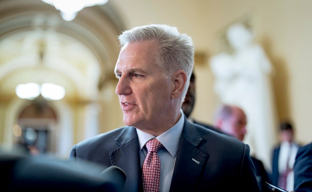 El presidente de la Cámara de Representantes, Kevin McCarthy, republicano por California, camina desde la cámara hacia su oficina. Foto: AP
