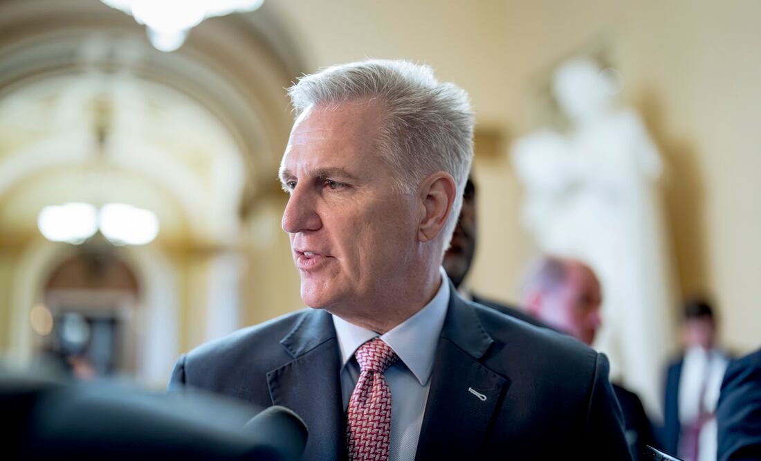 El presidente de la Cámara de Representantes, Kevin McCarthy, republicano por California, camina desde la cámara hacia su oficina. Foto: AP