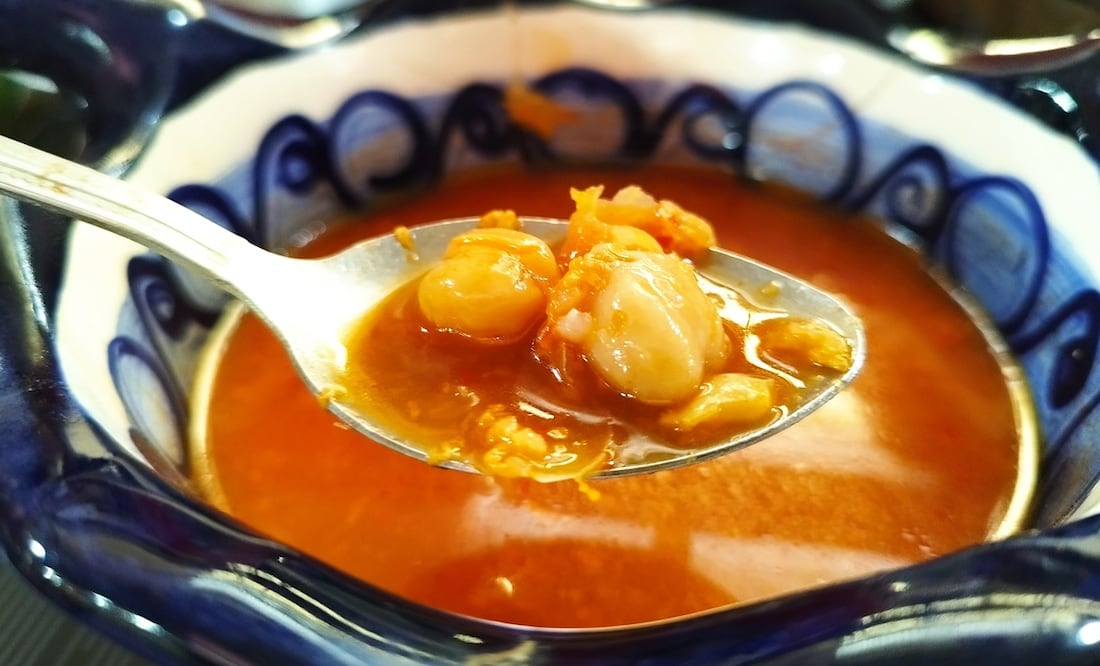 consomé de barbacoa en taquería TzinTzunTzan