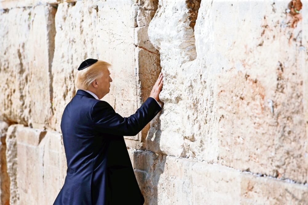 El presidente de Estados Unidos, Donald Trump, tocó ayer el lado occidental del Muro de las Lamentaciones, en la ciudad de Jerusalén (RONEN ZVULUN. REUTERS)