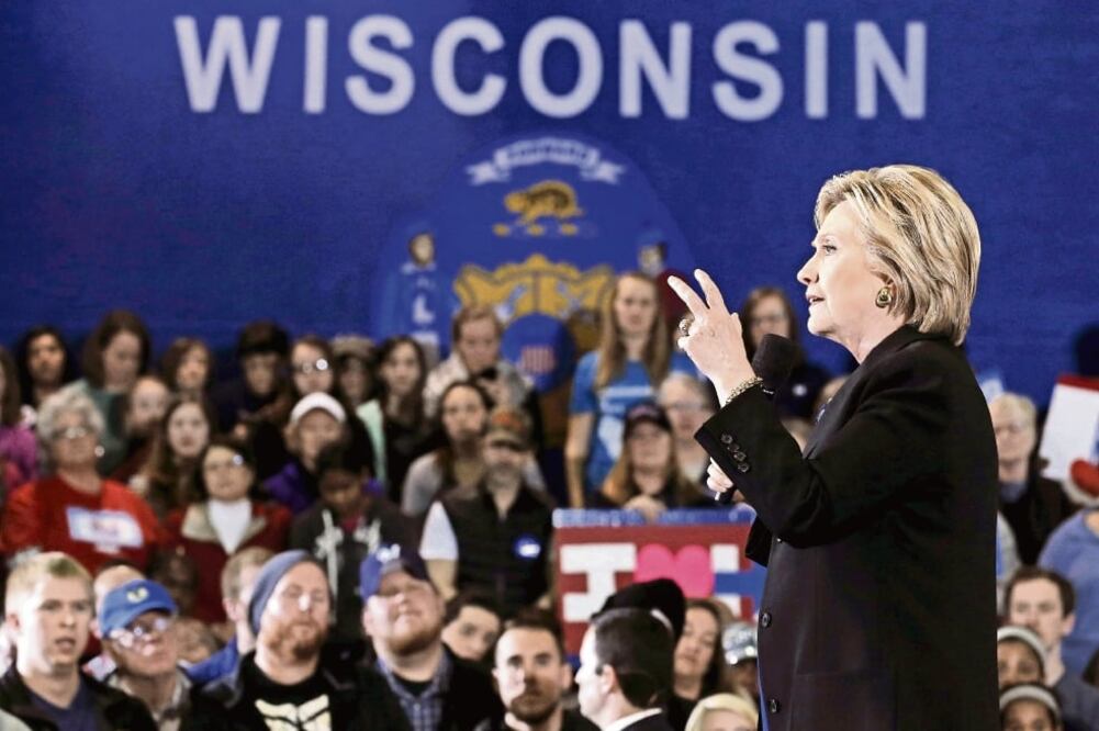 A la ofensiva. Hillary Clinton, ex candidata demócrata a la Casa Blanca, en un acto de campaña en Wisconsin, el 28 de marzo pasado. (FOTO: JIM YOUNG. REUTERS)