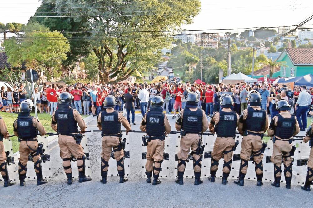 Elementos antimotines protegen los alrededores de la sede de la Policía Federal de Brasil en Curitiba, donde está preso Luiz Inácio Lula da Silva. Foto: RODOLFO BUHRER. REUTERS