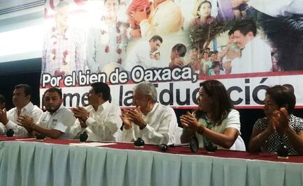 AMLO firma acuerdo con magisterio oaxaqueño