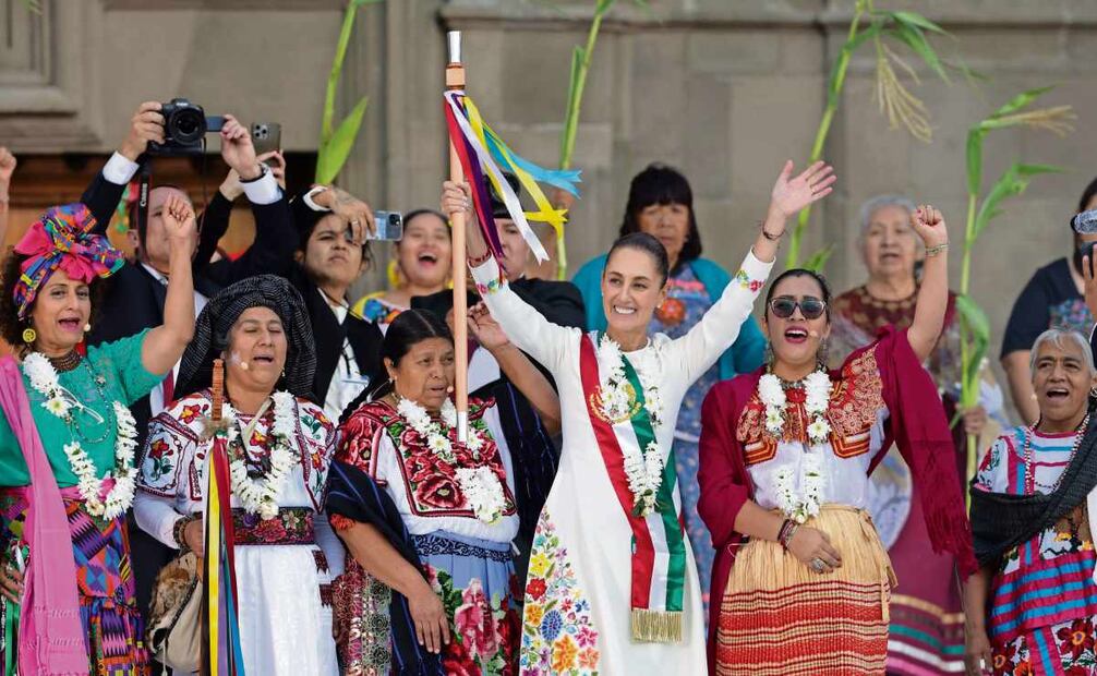 Claudia Sheinbaum al recibir el Bastón de
mando de parte de pueblos indígenas y el pueblo afroamericano, el pasado 1 de
octubre. Foto: Archivo EL UNIVERSAL