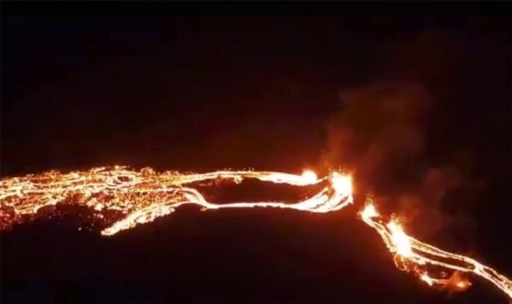 Erupción volcánica ilumina el cielo cerca de la capital de Islandia