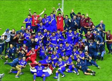 El plantel del Cruz Azul reacciona tras el campeonato del equipo en la Liga MX