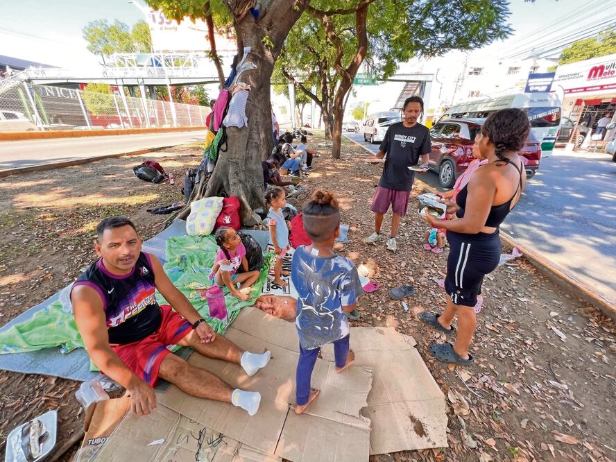 La familia de Juan y otros migrantes se han instalado en el camellón de la avenida Adolfo Ruiz Cortines, en Villahermosa, Tabasco. Foto: Luma López / El Universal