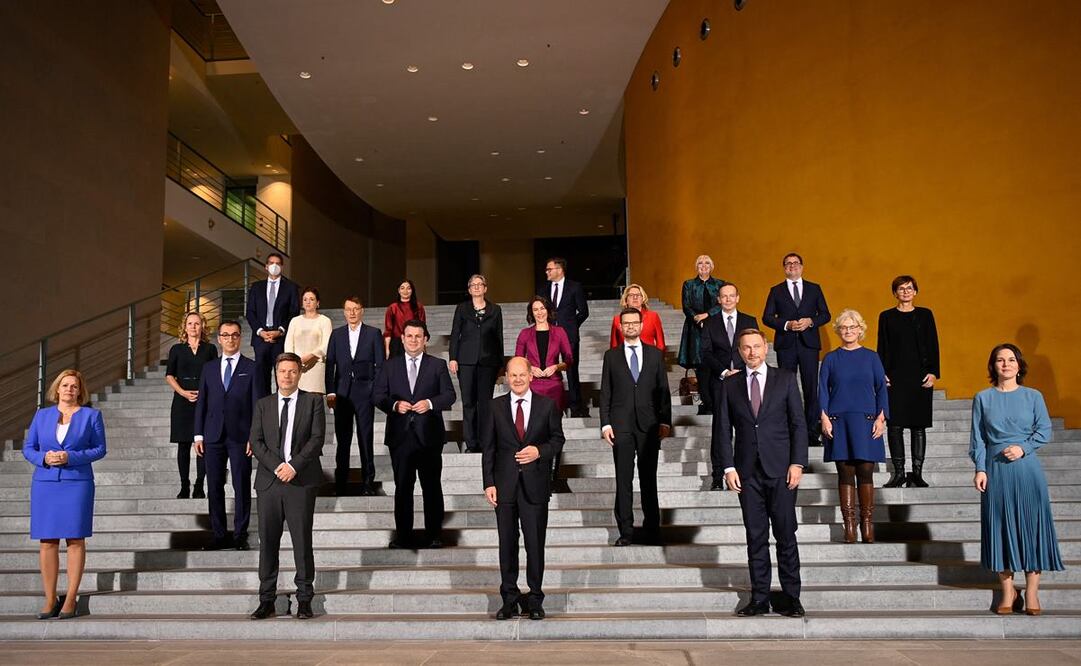 Integrantes del nuevo gobierno alemán, en Berlín. Al frente en el centro, el nuevo canciller Olaf Scholz. FOTO: INA FASSBENDER. AFP.