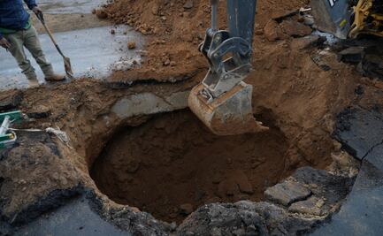 Se abre socavón en Circuito Estadio Azteca; Segiagua evalúa filtraciones de colector