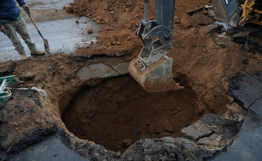 Se abre socavón en Circuito Estadio Azteca; Segiagua evalúa filtraciones de colector.
Foto: Especial.