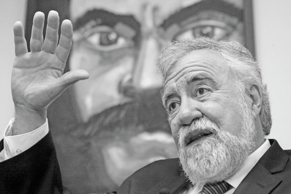 El senador Alejandro Encinas dijo que no cree regresar al PRD, ya que ahora lo que hay que hacer es construir un frente político y social (ARCHIVO EL UNIVERSAL)