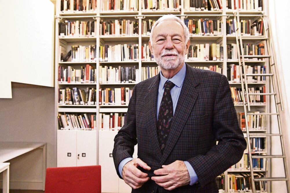 Eduardo Mendoza, en rueda de prensa en el Instituto Cervantes de Londres, tras haber sido galardonado (FACUNDO ARRIZABALAGA. EFE)