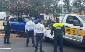 Conductor sufre malestar físico y vuelca su vehículo sobre Calzada de Tlalpan; el incidente provocó afectaciones a la circulación