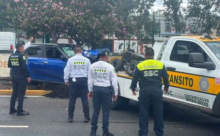 Conductor sufre malestar físico y vuelca su vehículo sobre Calzada de Tlalpan; el incidente provocó afectaciones a la circulación
