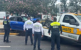 Conductor sufre malestar físico y vuelca su vehículo sobre Calzada de Tlalpan; el incidente provocó afectaciones a la circulación