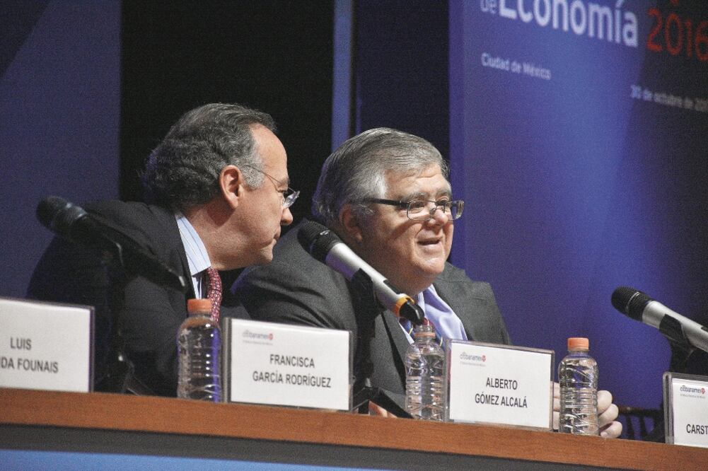 El gobernador del Banco de México, Agustín Carstens, reconoció que hay un elevado grado de empleo informal que ha crecido en los últimos cinco años 1.8 veces más que la economía en el país (ALONSO ROMERO. EL UNIVERSAL)