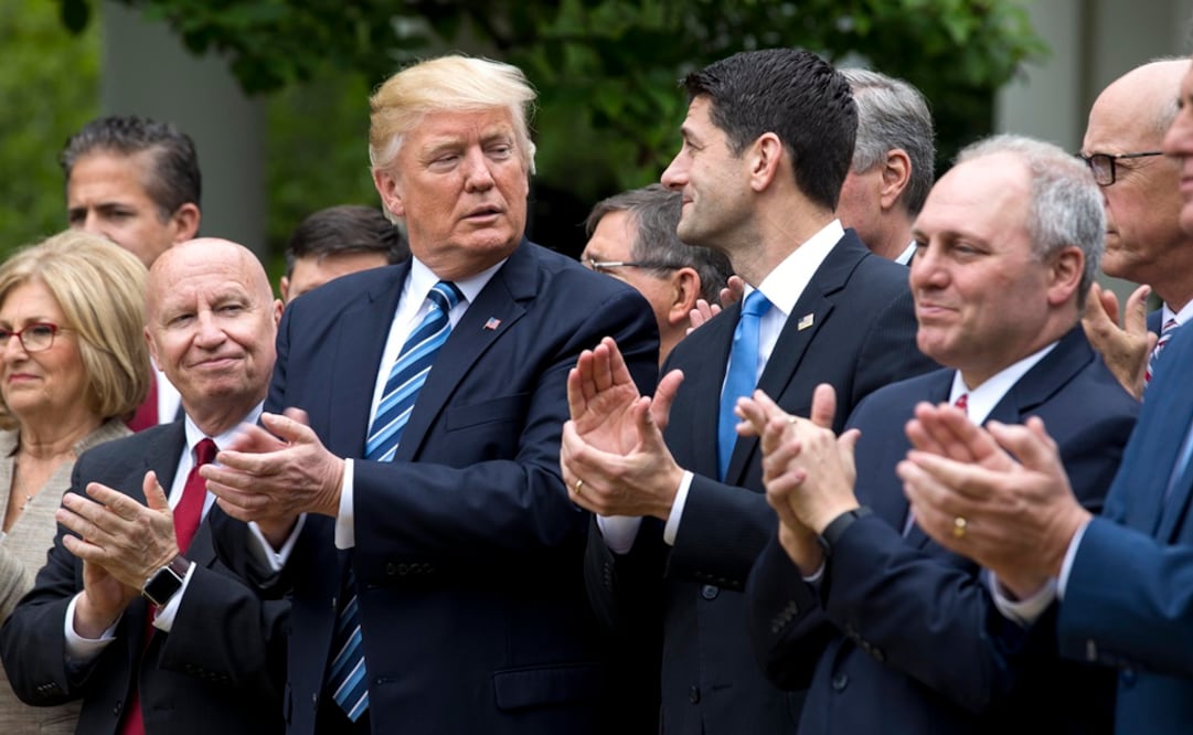 El presidente de EU Donald Trump, acompañado por el vocero Republicano de la Cámara de Representantes, Paul Ryan (Foto: EFE)