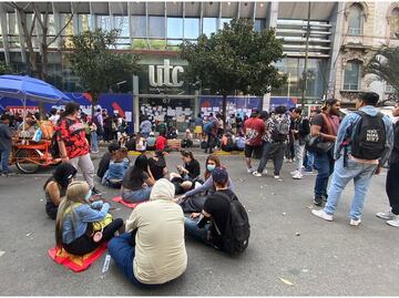 Estudiantes de universidad privada continúan bloqueo en Colonia Juárez; denuncian cobros excesivos