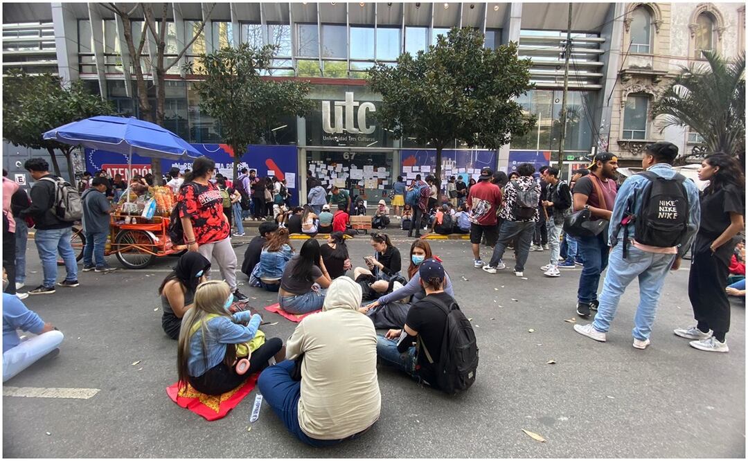 Estudiantes de la Universidad de las Tres Culturas (UTC) bloquean avenida Niza y avenida de los Insurgentes en la colonia Juárez alcaldía Cuauhtémoc. Foto: Juan Carlos Williams  / EL UNIVERSAL