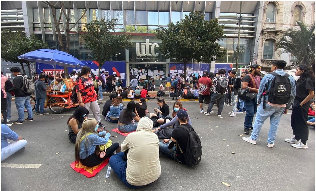 Estudiantes de la Universidad de las Tres Culturas (UTC) bloquean avenida Niza y avenida de los Insurgentes en la colonia Juárez alcaldía Cuauhtémoc. Foto: Juan Carlos Williams / EL UNIVERSAL