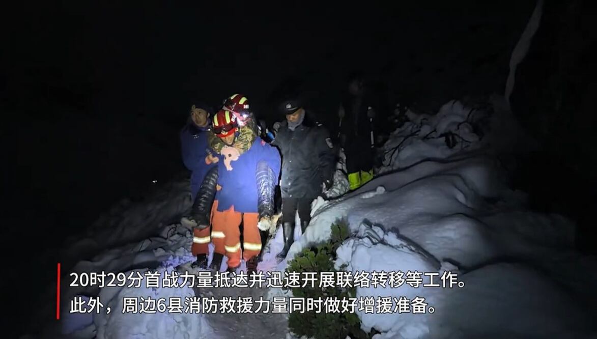 Al menos 350 personas que realizaban una ruta de senderismo en el Tíbet han sido evacuadas "sanas y salvas" después de que una tormenta de nieve azotara los alrededores del monte Everest, informaron este lunes medios estatales chinos. Foto: EFE