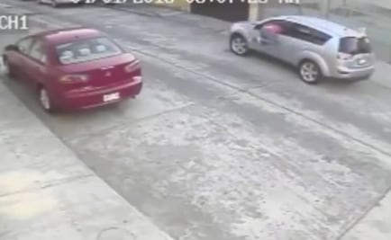 Le pasan carro encima tras robarle su bolsa; difunden video