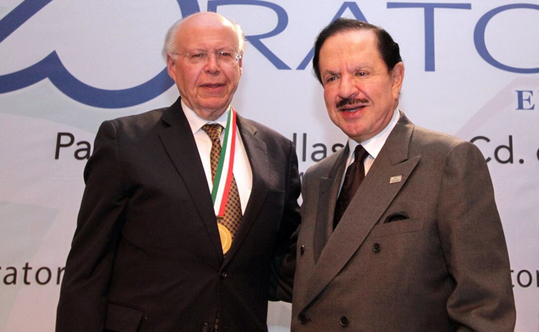 El doctor José Narro es felicitado por el Licenciado Juan Francisco Ealy Ortiz, Presidente Ejecutivo y del Consejo de Administración de EL UNIVERSAL. /Carlos Mejía - EL UNIVERSAL