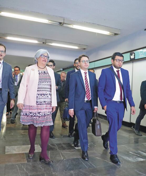 La secretaria Graciela Márquez utilizó un acceso del Metro Candelaria para llegar a su comparecencia en la Cámara de Diputados, donde sostuvo que la ratificación del T-MEC puede incentivar el crecimiento económico. IVÁN STEPHENS. EL UNIVERSAL