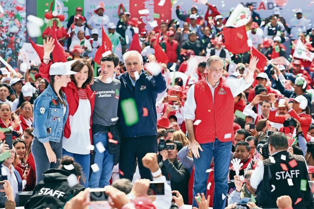 El candidato presidencial de Todos por México, José Antonio Meade (derecha), estuvo acompañado durante un mitin en el Estado de México por su esposa Juana Cuevas, sus hijos, y su padre Dionisio Meade. Foto: BERENICE FREGOSO. EL UNIVERSAL