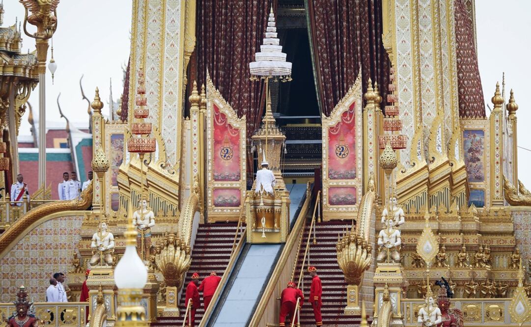 El venerado monarca tailandés Bhumibol Adulyadej, murió hace un año y fue incinerado hoy en una ceremonia privada en Bangkok (Foto: EFE)