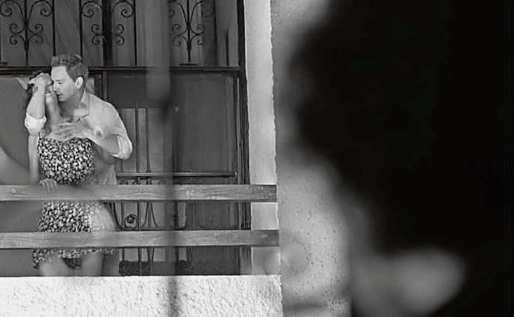 José Ángel interpreta a un diseñador que espía desde su ventana a una pareja que ejerce violencia.