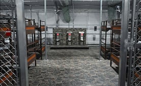 Exguardias de centro "Alcatraz de los Caimanes" son acusados de agresión contra migrante cubano; se declaran no culpables