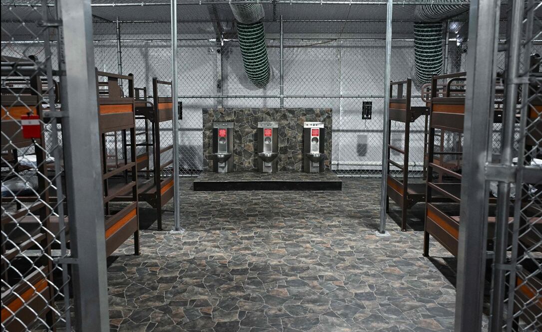Instalaciones de dormitorios y baños del nuevo centro de detención de migrantes "Alligator Alcatraz", en el Centro de Capacitación y Transición de Dade-Collier, en Ochopee, Florida, el martes 1 de julio de 2025. Foto: AFP