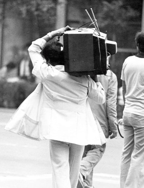 No todas las familias tenían una televisión adecuada para ver los partidos o no todos tenían posibilidad de estar en sus casas al momento de un encuentro mundialista; por ello, un capitalino se solidarizó con sus vecinos y sacó su televisor para ver juntos el México vs. Bélgica, 3 de junio de 1986. Foto: Archivo EL UNIVERSAL