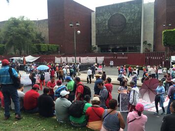 Llegan manifestantes a inmediaciones de San Lázaro